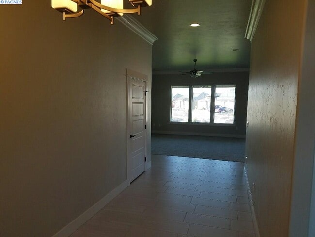 Building Photo - Newer Construction Townhouse in Horn Rapids
