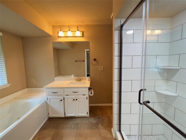 Building Photo - 11800 Kingsridge Terrace