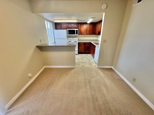 Building Photo - Spacious Condo in a Gated Central Las Vegas Community