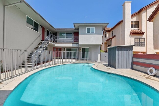 Building Photo - Huntington Villas