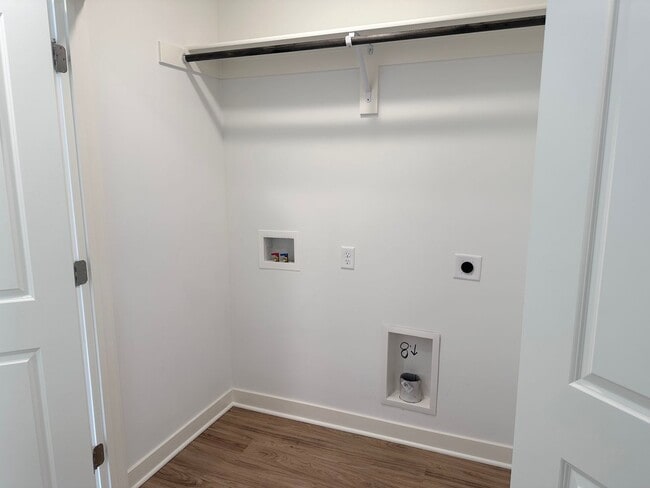 Building Photo - 4 Bed | 3 Bath | 1 Car Garage Duplex in Kansas City