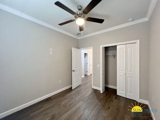 Building Photo - Custom Fort Walton Beach Townhouse in Gated Community!
