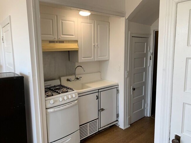 Building Photo - 2509 N Charles St