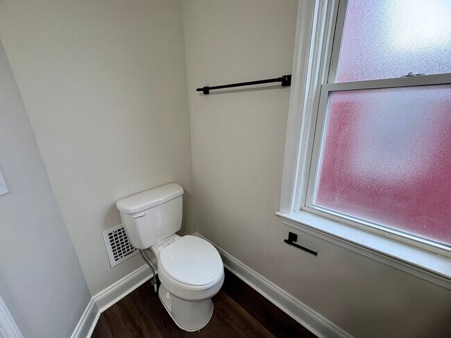 Building Photo - 320 S Ann St