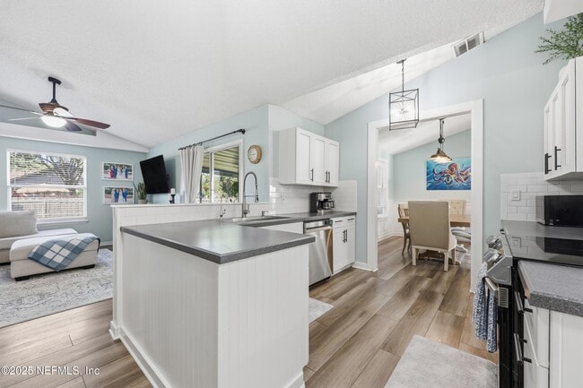 Building Photo - 2143 Lady Di Ln