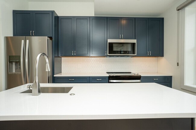 Building Photo - 102 W 6th St