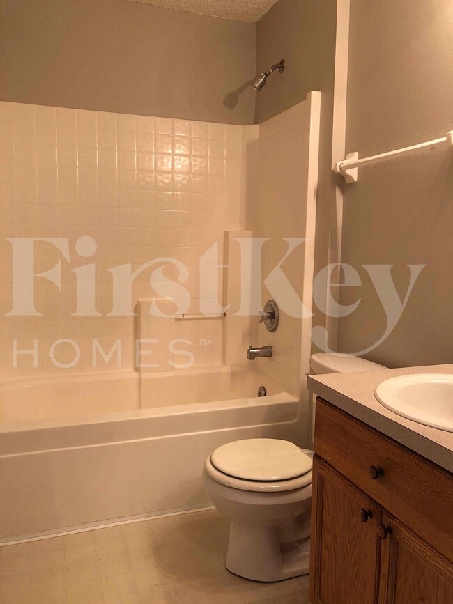 Building Photo - 2137 Featherwood Dr W