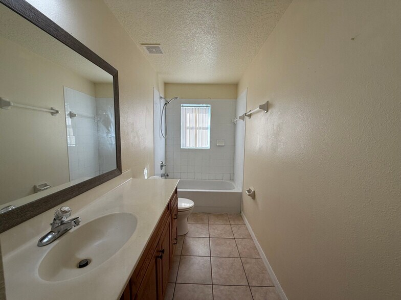 Building Photo - 731 Squirrel Ct