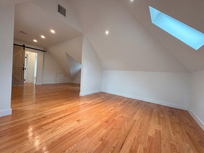 Building Photo - 82 Albertina St