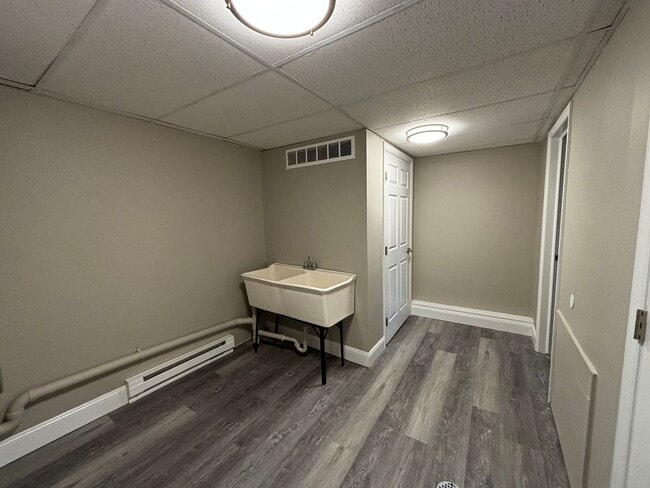 Building Photo - Newly remodeled 3+ bedroom