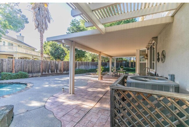 Building Photo - 784 Begonia Dr