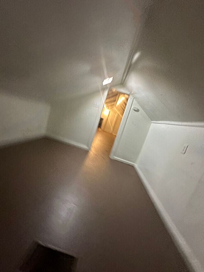 Building Photo - This is a 3bedroom 1 Full bathroom house which has a spacious living room, dining room and full k...