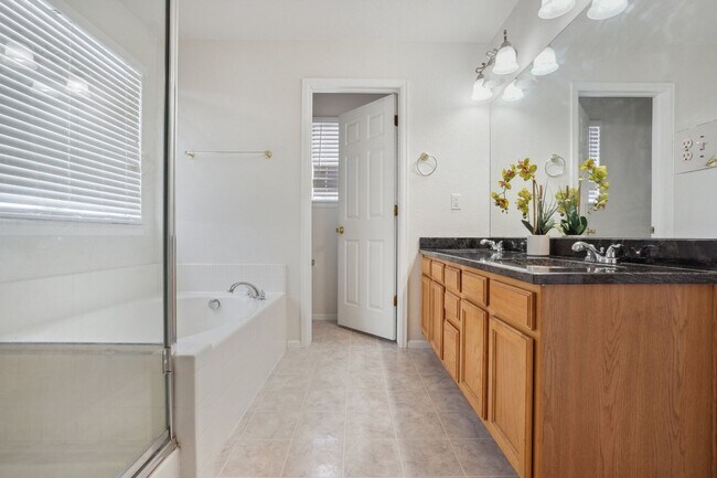 Building Photo - 4 Bedroom Single Family in Denver