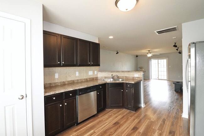 Building Photo - 198 Collinwood Dr