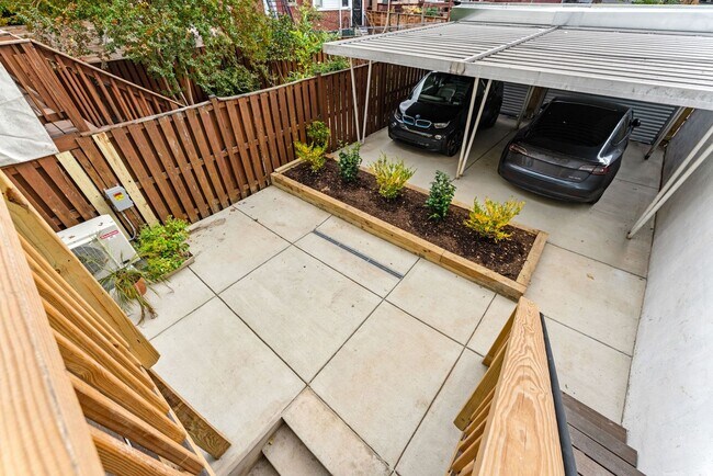 Building Photo - Renovated Hill East 3BR Near Metro + Parking