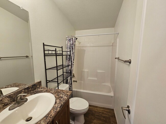 Building Photo - Very cute 3 bed/2 bath manufactured home w...