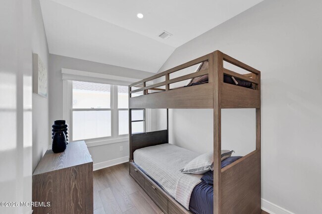 Building Photo - 347 Bay Ln