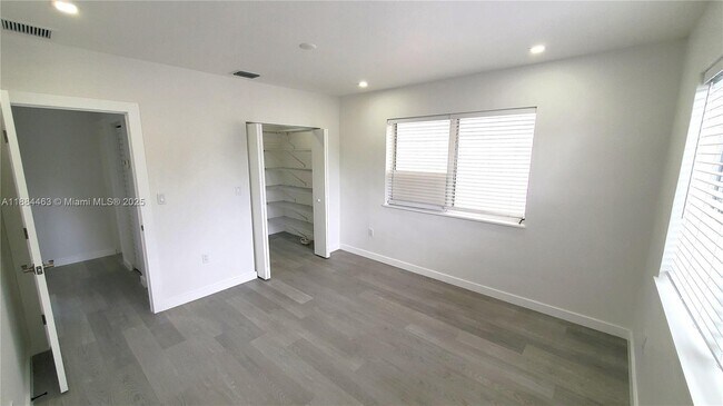 Building Photo - 215 Zamora Ave