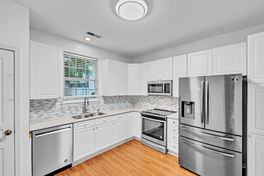Building Photo - 5905 Echingham Dr