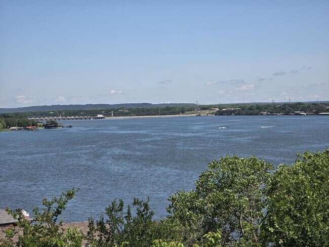 Building Photo - Stunning 1 Bedroom Condo with Gorgeous Views of Granbury Lake