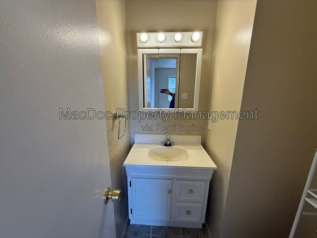Building Photo - 14611 Earlham Ct