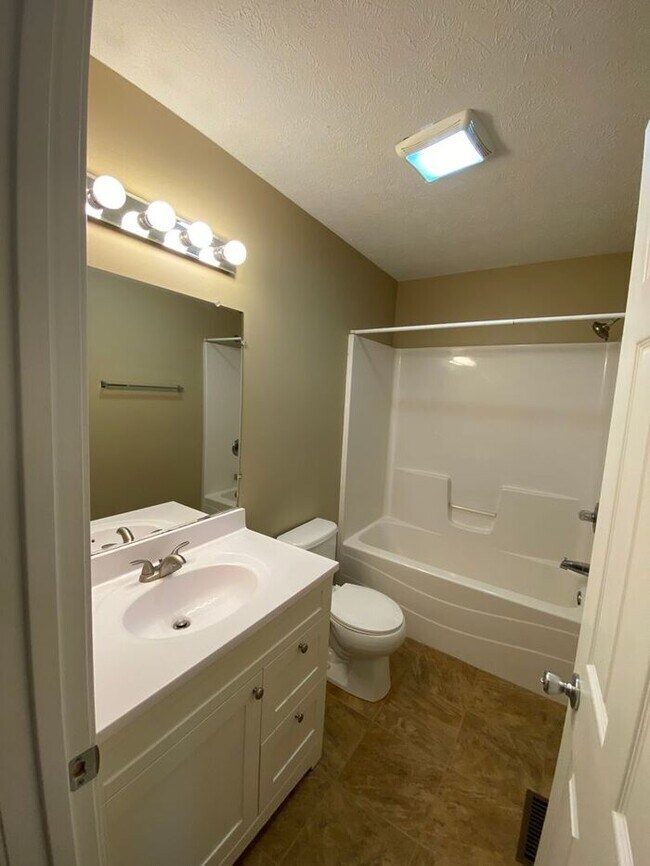 Building Photo - Open Concept 4 Bedroom Home & PETS WELCOME!!!