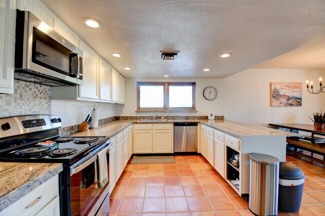 Building Photo - Paradise Palms – No neighbors behind you – Pool – Remodeled – Furnished