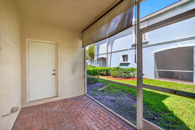 Building Photo - 2213 Oakmont Dr