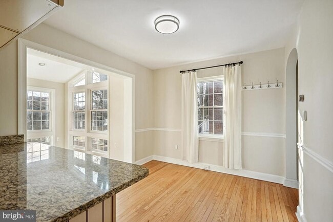 Building Photo - 313 E Mason Ave