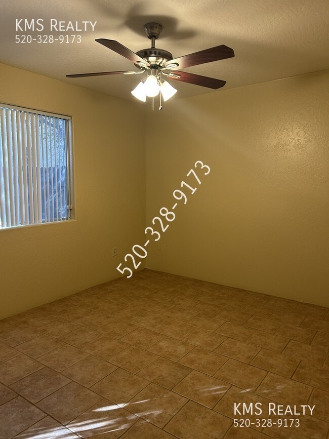 Building Photo - 3 Bedroom 2 Bath-3419 E Glenn Unit 3-OWNER...