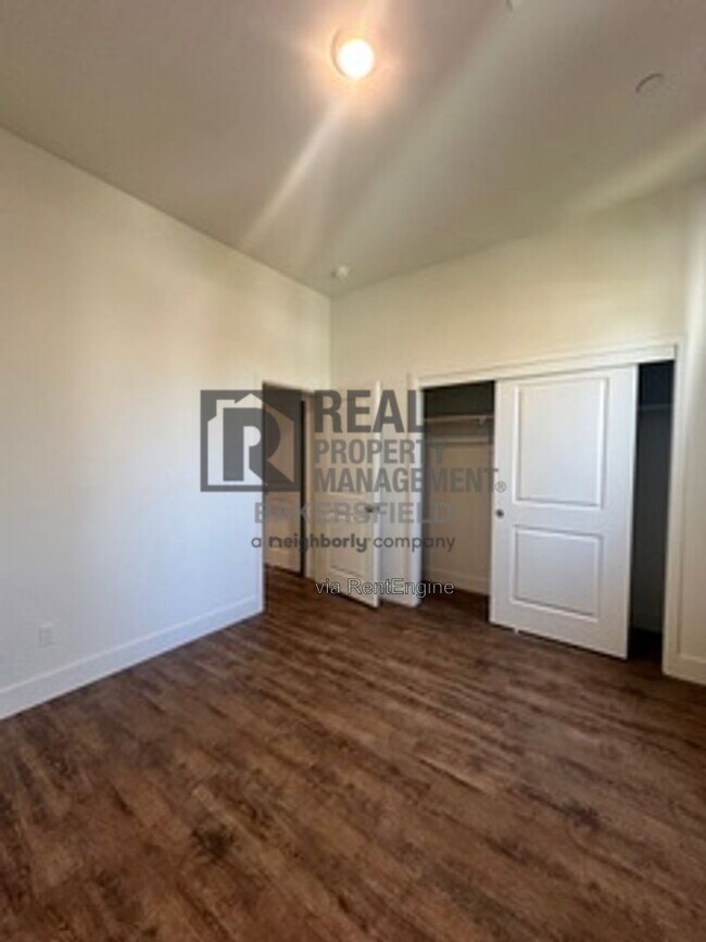 Building Photo - 823 Brookline Ln