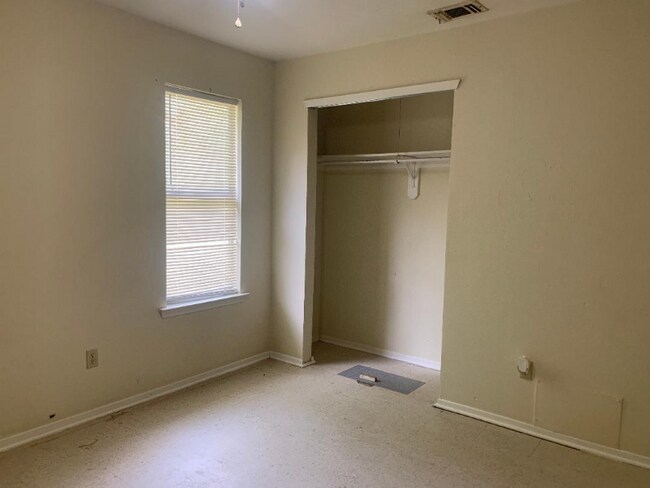 Building Photo - 107 Willow Brook Dr