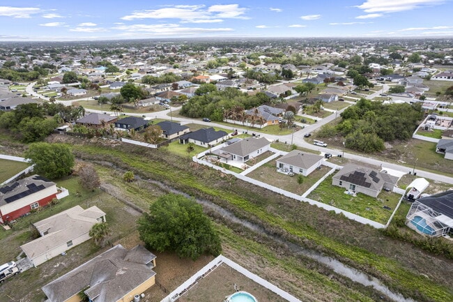 Building Photo - 681 SW Millard Dr