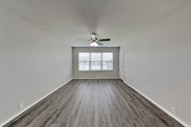 Building Photo - 14906 Sugarhollow Dr