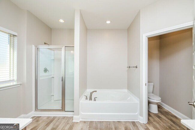 Building Photo - 250 Saddlechase Dr