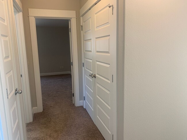 Building Photo - Townhome in Highly desired  Camas -Lacamas...