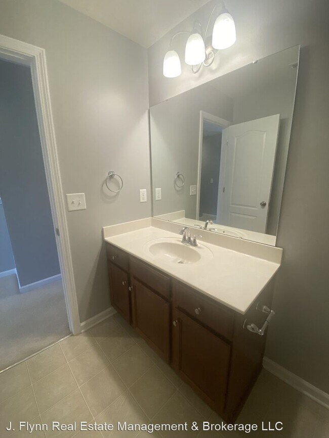 Building Photo - 3 br, 2.5 bath House - 3017 Coventry Commo...