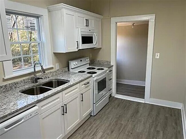 Building Photo - 505 S Elm St
