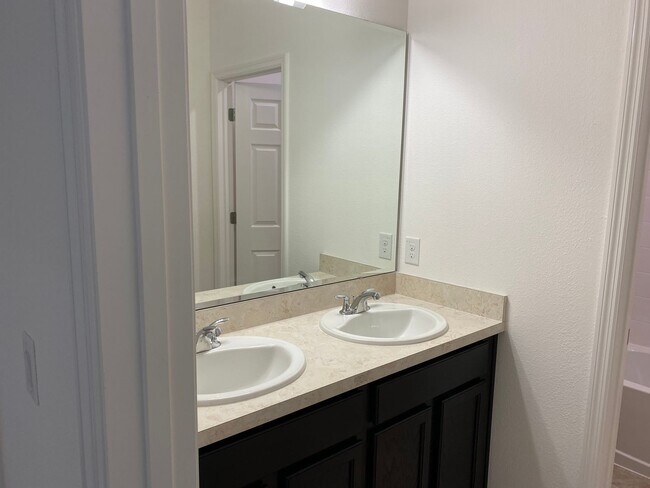 Building Photo - Newer Home, 3 Bedroom 2 Bath,  2 Car Garag...