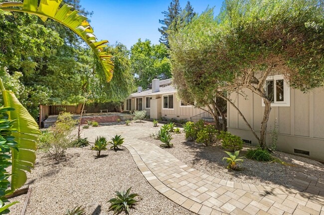 Building Photo - Spacious Menlo Park Retreat with 6 Bedroom...