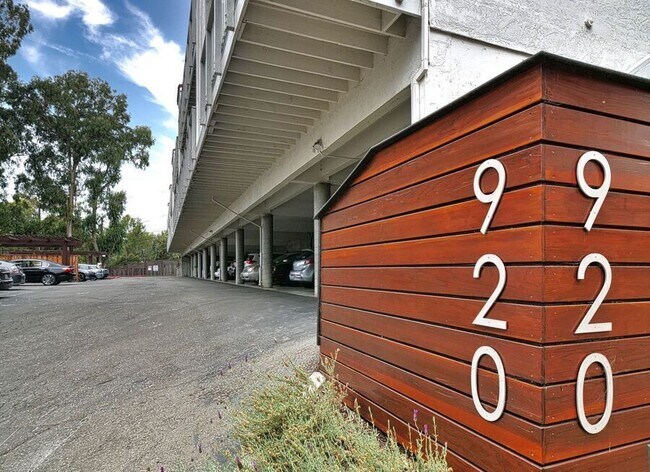 Building Photo - 920 Fletcher Ln