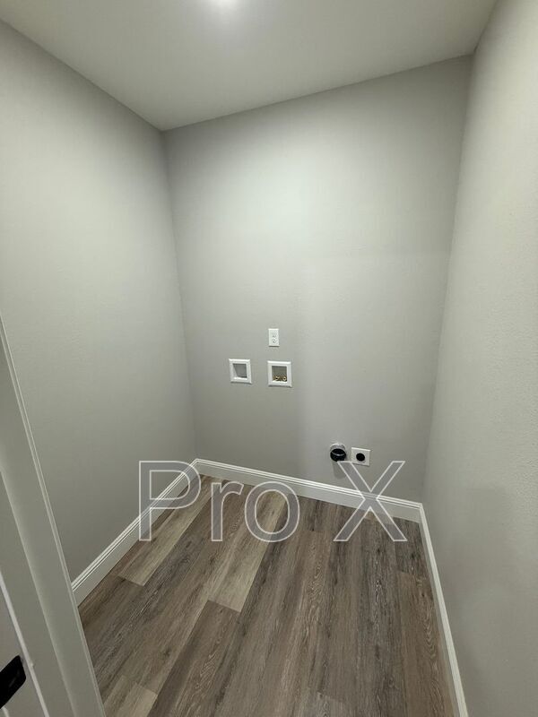 Building Photo - 117 W Lewis St