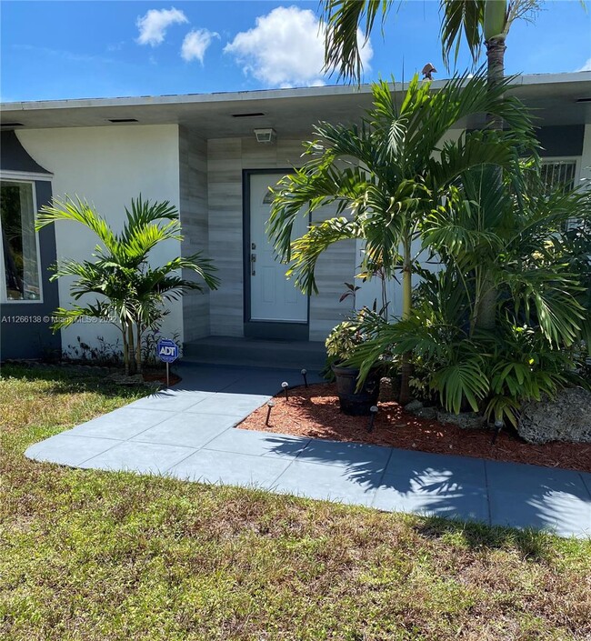 Building Photo - 1650 NE 171st St