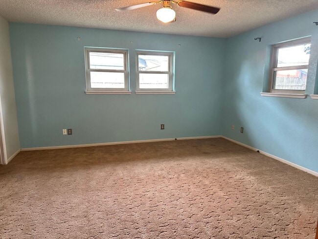 Building Photo - Spacious Family Home!