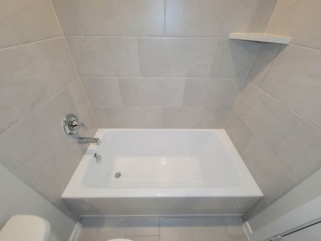 Building Photo - Single-story layout features a bright, open concept living area, dining space, and kitchen. Pebbl...