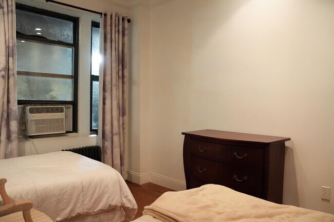 Building Photo - 217 44th St