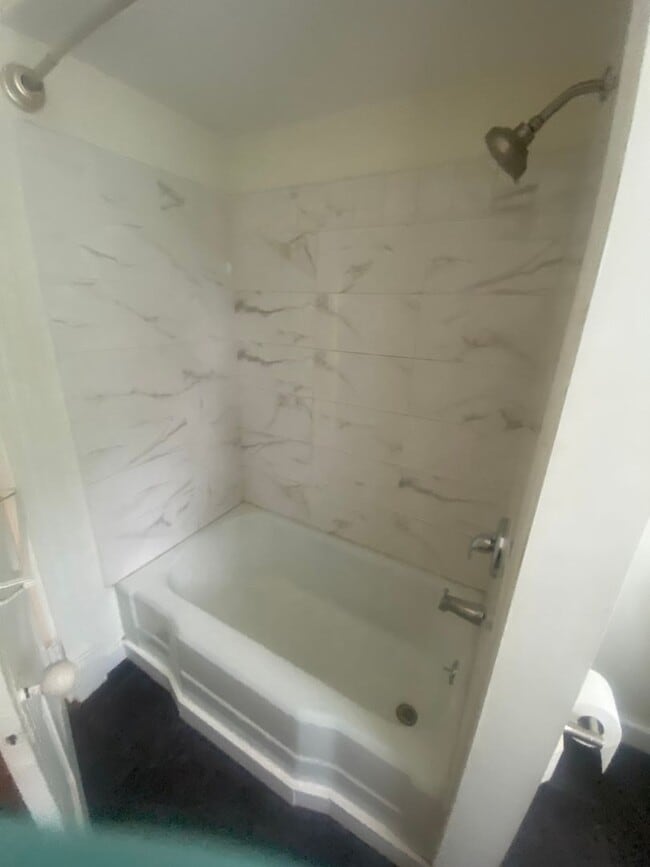 Building Photo - Must see 2 Bed 1 Bath apartment in Bellevue