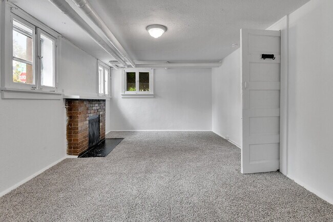 Building Photo - $1,295.00, 1 bed, 1 bath newly renovated basement unit located in Denver.