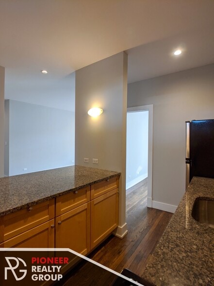 Building Photo - 736 W Addison St