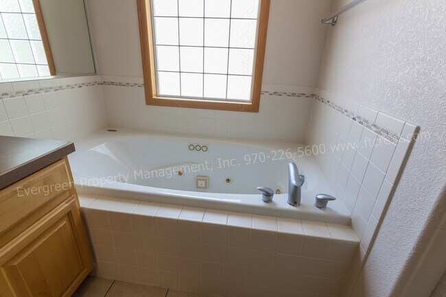 Building Photo - Fantastic 3 Bedroom, 2 bath Condo in SE Fo...